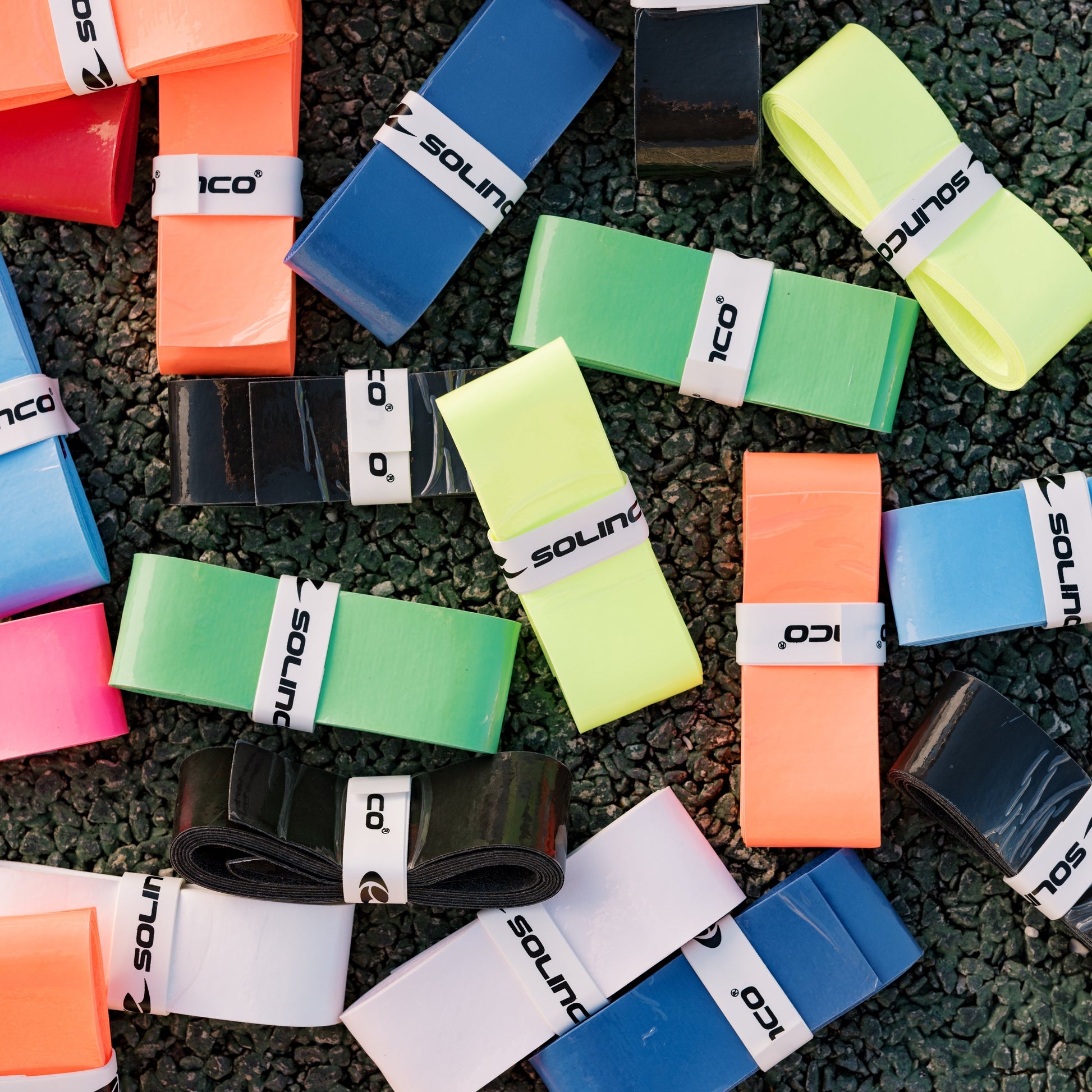 Diferentes Overgrip Solinco Wonder Grip em Branco, Preto, Verde, Amarelo e Vermelho.