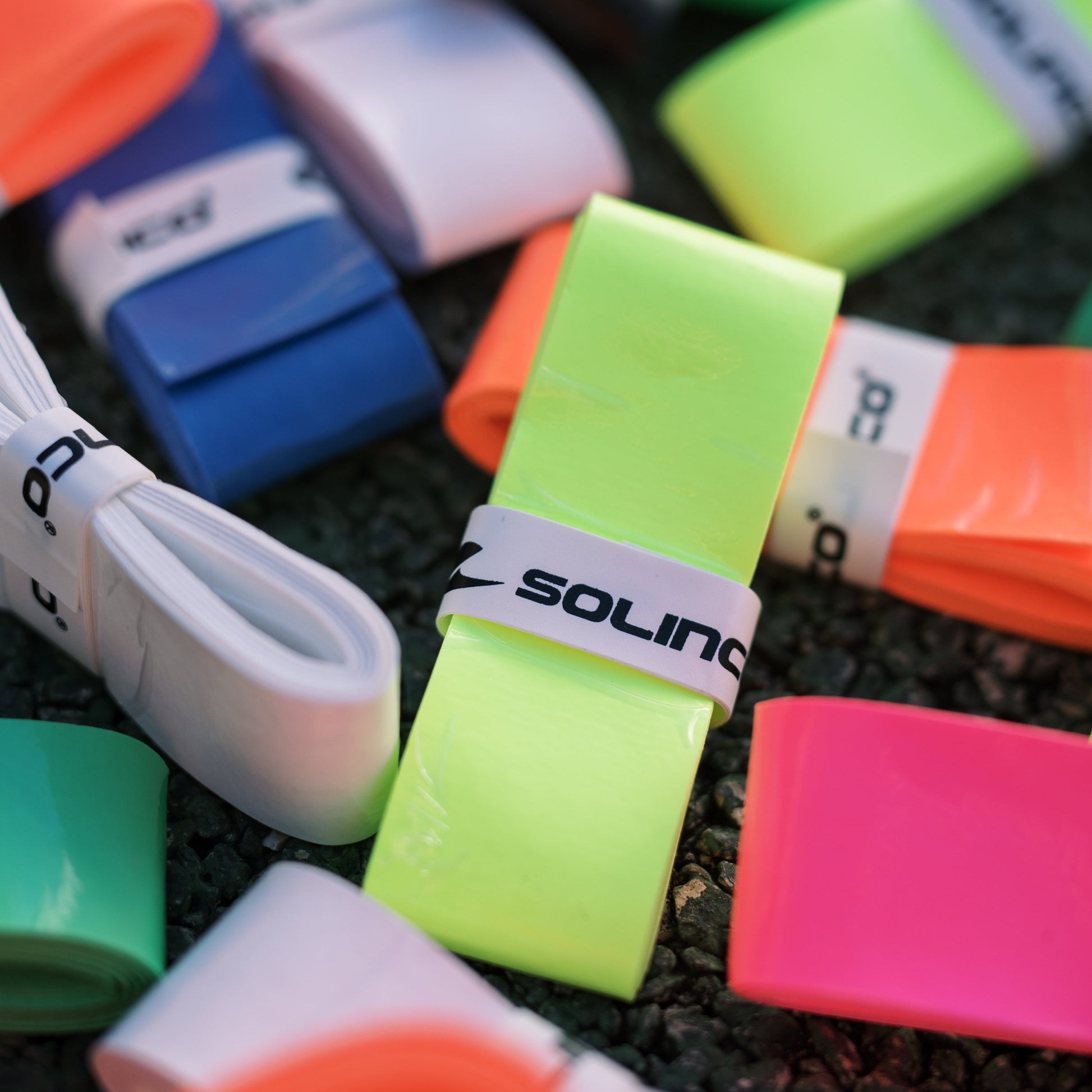 Diferentes Overgrip Solinco Wonder Grip em Branco, Preto, Verde, Amarelo e Vermelho.