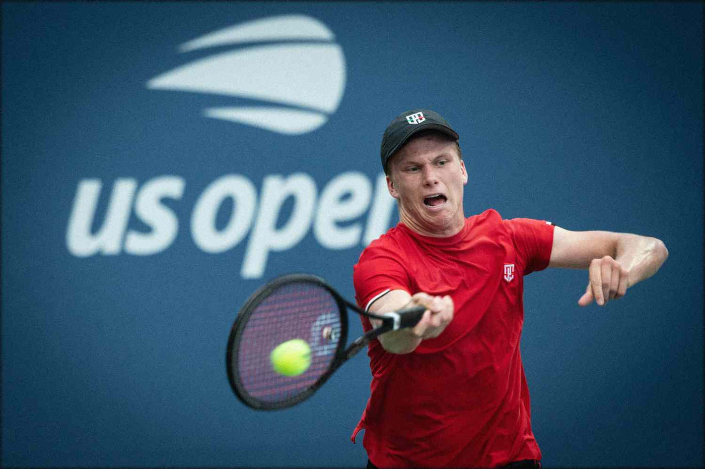 Jenson Brooksby em ação no court, com a raquete equipada com a corda Solinco Mach‑10 e grip Heaven.