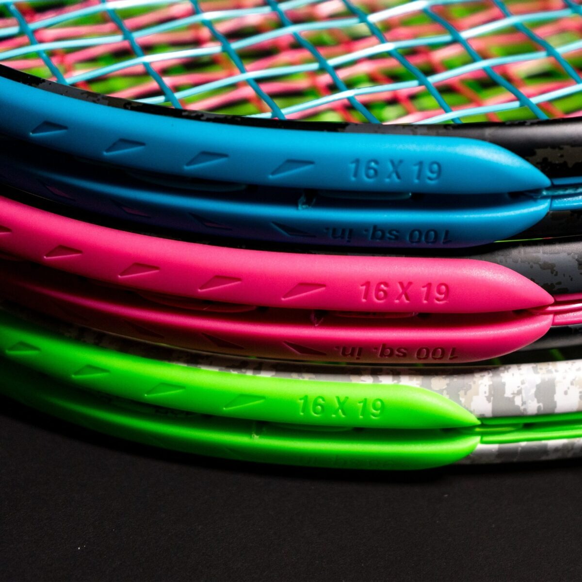 Grommets Solinco em Azul Mach, Rosa Elétrico e Verde Néon, do Projeto Prizm. Peças de substituição originais